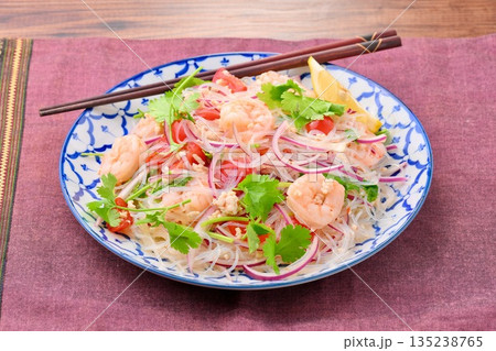手作りのヤムウンセン、タイ料理、春雨のタイ風サラダ、パクチー、海老など。 手作りのヤムウンセン、タイ料理、春雨のタイ風サラダ、パクチー、海老など。 135238765