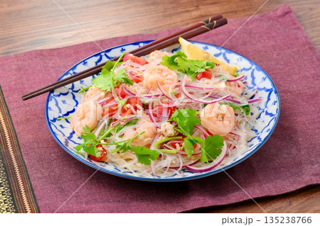 手作りのヤムウンセン、タイ料理、春雨のタイ風サラダ、パクチー、海老など。 手作りのヤムウンセン、タイ料理、春雨のタイ風サラダ、パクチー、海老など。 135238766