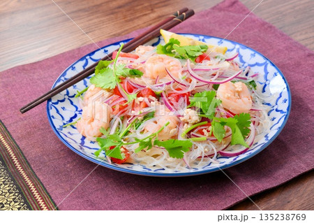 手作りのヤムウンセン、タイ料理、春雨のタイ風サラダ、パクチー、海老など。 135238769