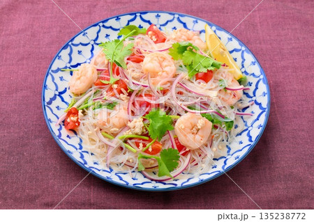 手作りのヤムウンセン、タイ料理、春雨のタイ風サラダ、パクチー、海老など。 手作りのヤムウンセン、タイ料理、春雨のタイ風サラダ、パクチー、海老など。 135238772