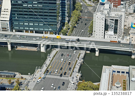 大阪中之島 淀屋橋ステーションワンから見る大江橋と阪神高速 135238817