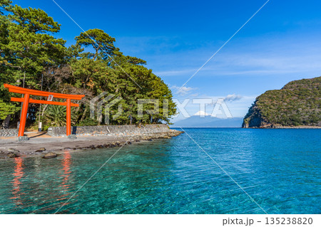 諸口神社　鳥居と駿河湾と富士山　「沼津市戸田」 135238820