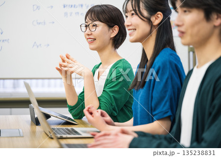 会議室でミーティングをする若い男女 会議室でミーティングをする若い男女 135238831