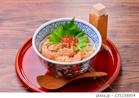 手作り。宮城県の郷土料理「はらこ飯」鮭の炊き込みご飯とイクラ添え。 135238854