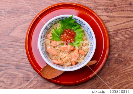 手作り。宮城県の郷土料理「はらこ飯」鮭の炊き込みご飯とイクラ添え。 135238855