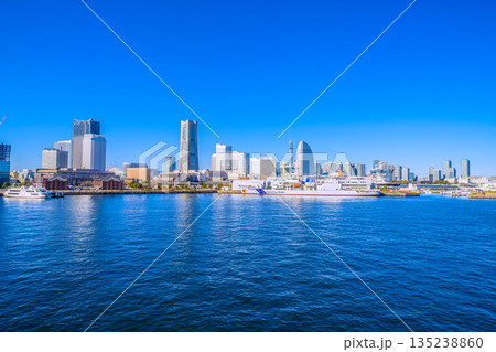 日本の横浜都市景観珍景富士山（左奥）とにっぽん丸（右奥）が競演（間もなく飛鳥Ⅲ…） 135238860