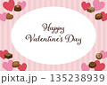 バレンタイン　背景　 ハート　チョコレート　 シンプル　 バナー向け 135238939