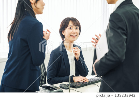 部下と話す管理職のキャリアウーマン 部下と話す管理職のキャリアウーマン 135238942