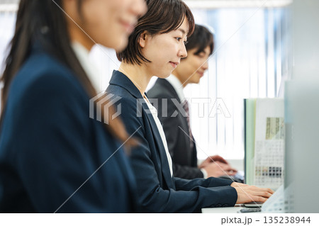 オフィスでデスクワークをするキャリアウーマン 135238944