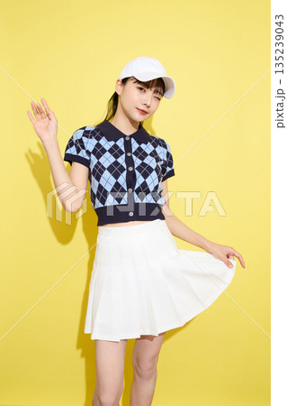 明るい背景でかわいいスポーツウェアを着た若い女性のポートレート 135239043