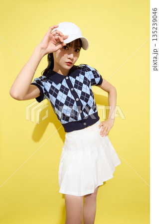 明るい背景でかわいいスポーツウェアを着た若い女性のポートレート 明るい背景でかわいいスポーツウェアを着た若い女性のポートレート 135239046