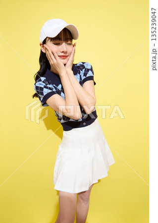 明るい背景でかわいいスポーツウェアを着た若い女性のポートレート 135239047