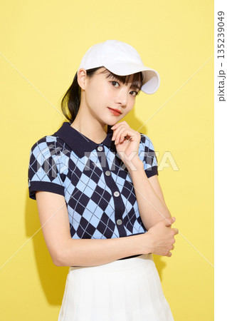 明るい背景でかわいいスポーツウェアを着た若い女性のポートレート 明るい背景でかわいいスポーツウェアを着た若い女性のポートレート 135239049