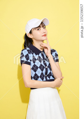 明るい背景でかわいいスポーツウェアを着た若い女性のポートレート 明るい背景でかわいいスポーツウェアを着た若い女性のポートレート 135239057