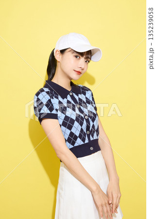 明るい背景でかわいいスポーツウェアを着た若い女性のポートレート 明るい背景でかわいいスポーツウェアを着た若い女性のポートレート 135239058