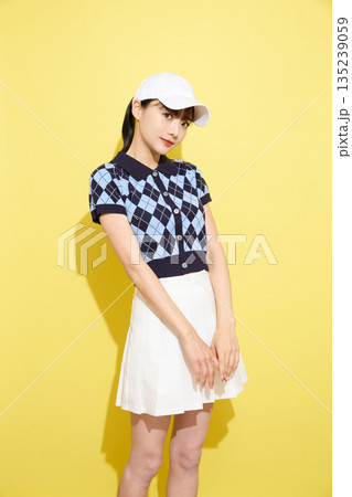 明るい背景でかわいいスポーツウェアを着た若い女性のポートレート 135239059