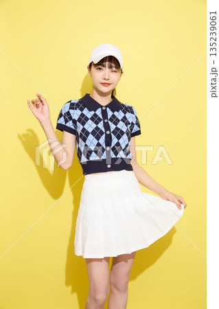 明るい背景でかわいいスポーツウェアを着た若い女性のポートレート 135239061