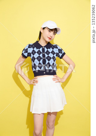 明るい背景でかわいいスポーツウェアを着た若い女性のポートレート 135239062