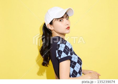 明るい背景でかわいいスポーツウェアを着た若い女性のポートレート 135239074