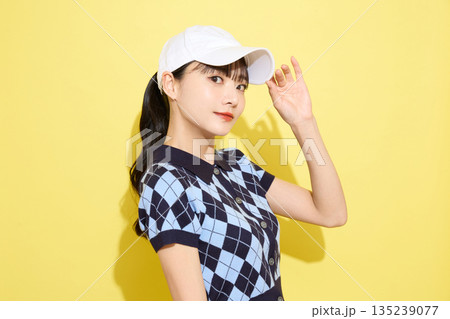 明るい背景でかわいいスポーツウェアを着た若い女性のポートレート 135239077