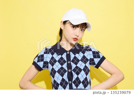 明るい背景でかわいいスポーツウェアを着た若い女性のポートレート 135239079