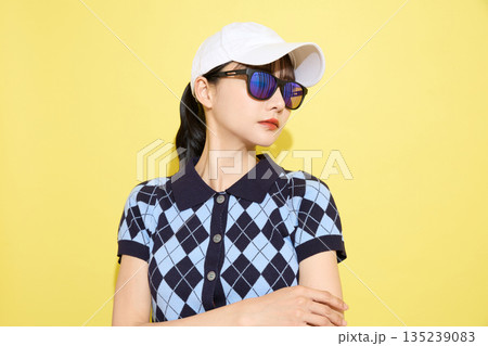 明るい背景でかわいいスポーツウェアを着た若い女性のポートレート 135239083