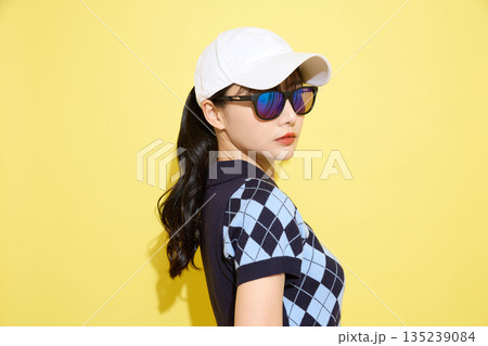 明るい背景でかわいいスポーツウェアを着た若い女性のポートレート 明るい背景でかわいいスポーツウェアを着た若い女性のポートレート 135239084