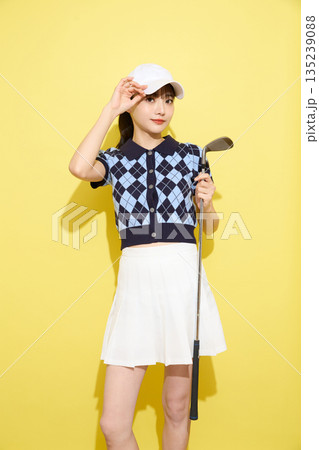 明るい背景でかわいいスポーツウェアを着た若い女性のポートレート 135239088