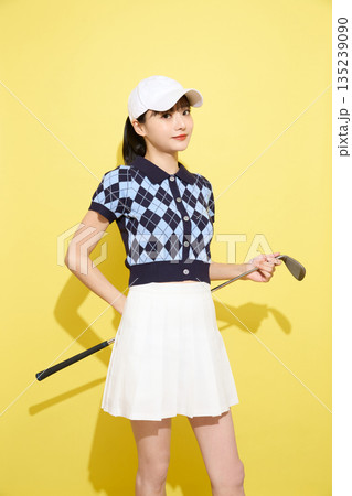 明るい背景でかわいいスポーツウェアを着た若い女性のポートレート 135239090