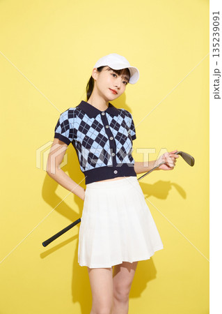 明るい背景でかわいいスポーツウェアを着た若い女性のポートレート 135239091