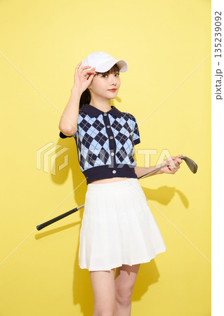 明るい背景でかわいいスポーツウェアを着た若い女性のポートレート 135239092