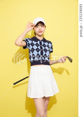 明るい背景でかわいいスポーツウェアを着た若い女性のポートレート 135239093