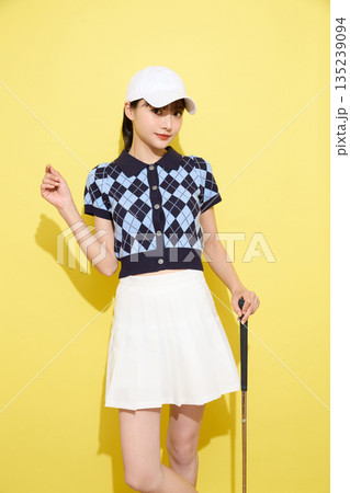 明るい背景でかわいいスポーツウェアを着た若い女性のポートレート 135239094