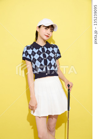 明るい背景でかわいいスポーツウェアを着た若い女性のポートレート 135239095