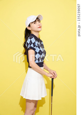 明るい背景でかわいいスポーツウェアを着た若い女性のポートレート 135239097