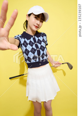 明るい背景でかわいいスポーツウェアを着た若い女性のポートレート 明るい背景でかわいいスポーツウェアを着た若い女性のポートレート 135239107