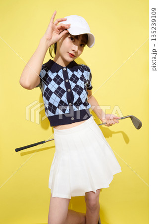 明るい背景でかわいいスポーツウェアを着た若い女性のポートレート 135239109