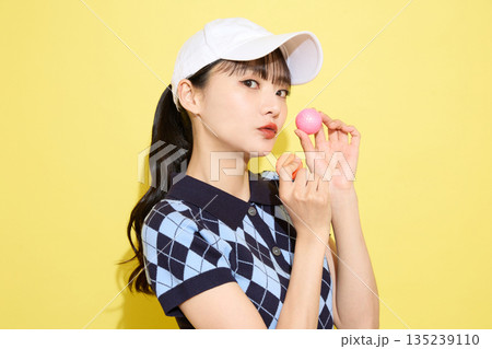 明るい背景でかわいいスポーツウェアを着た若い女性のポートレート 明るい背景でかわいいスポーツウェアを着た若い女性のポートレート 135239110