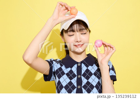 明るい背景でかわいいスポーツウェアを着た若い女性のポートレート 135239112