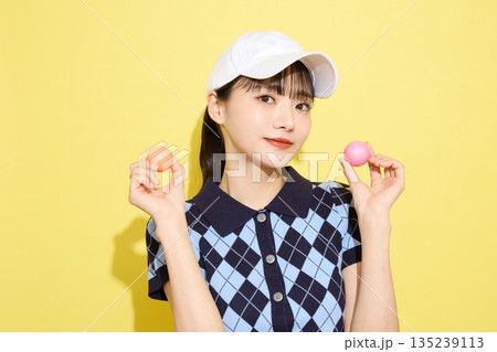 明るい背景でかわいいスポーツウェアを着た若い女性のポートレート 135239113