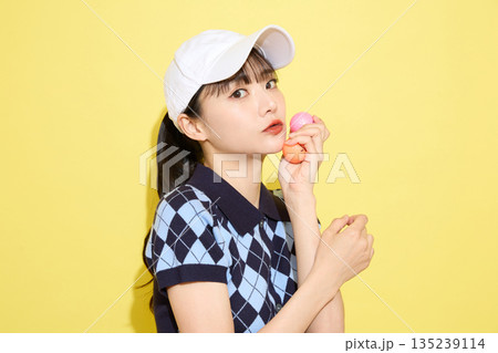 明るい背景でかわいいスポーツウェアを着た若い女性のポートレート 135239114