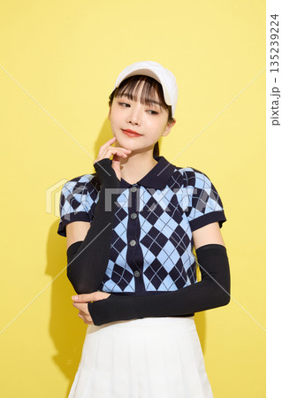 明るい背景でかわいいスポーツウェアを着た若い女性のポートレート 135239224