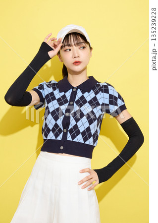 明るい背景でかわいいスポーツウェアを着た若い女性のポートレート 135239228