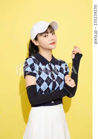 明るい背景でかわいいスポーツウェアを着た若い女性のポートレート 135239230