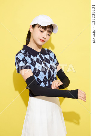明るい背景でかわいいスポーツウェアを着た若い女性のポートレート 明るい背景でかわいいスポーツウェアを着た若い女性のポートレート 135239231