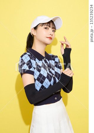 明るい背景でかわいいスポーツウェアを着た若い女性のポートレート 135239234