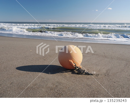砂浜に打ち上げられたブイ(浮標) 砂浜に打ち上げられたブイ(浮標) 135239243