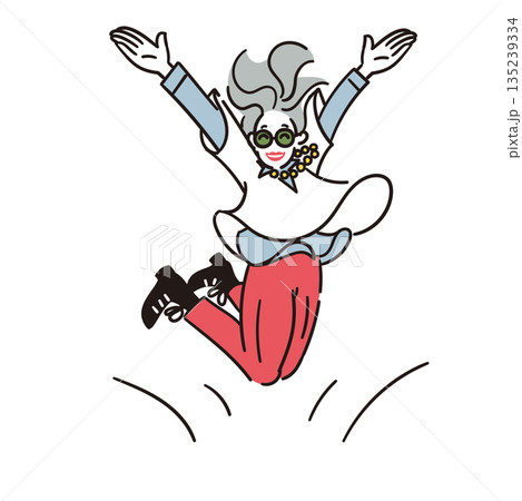 両手を上げて喜ぶ元気なアクティブシニア女性のイラスト 135239334