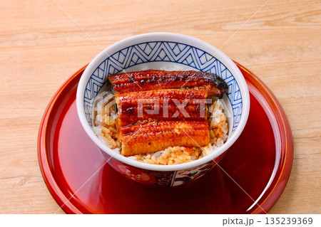 国産のうなぎ蒲焼きを使った「鰻丼」。 135239369