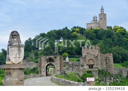 ブルガリア、ヴェリコ・タルノヴォ、ライオン石像、大主教区教会、ツァラヴェツ要塞、ツァラヴェツの丘 ブルガリア、ヴェリコ・タルノヴォ、ライオン石像、大主教区教会、ツァラヴェツ要塞、ツァラヴェツの丘 135239418